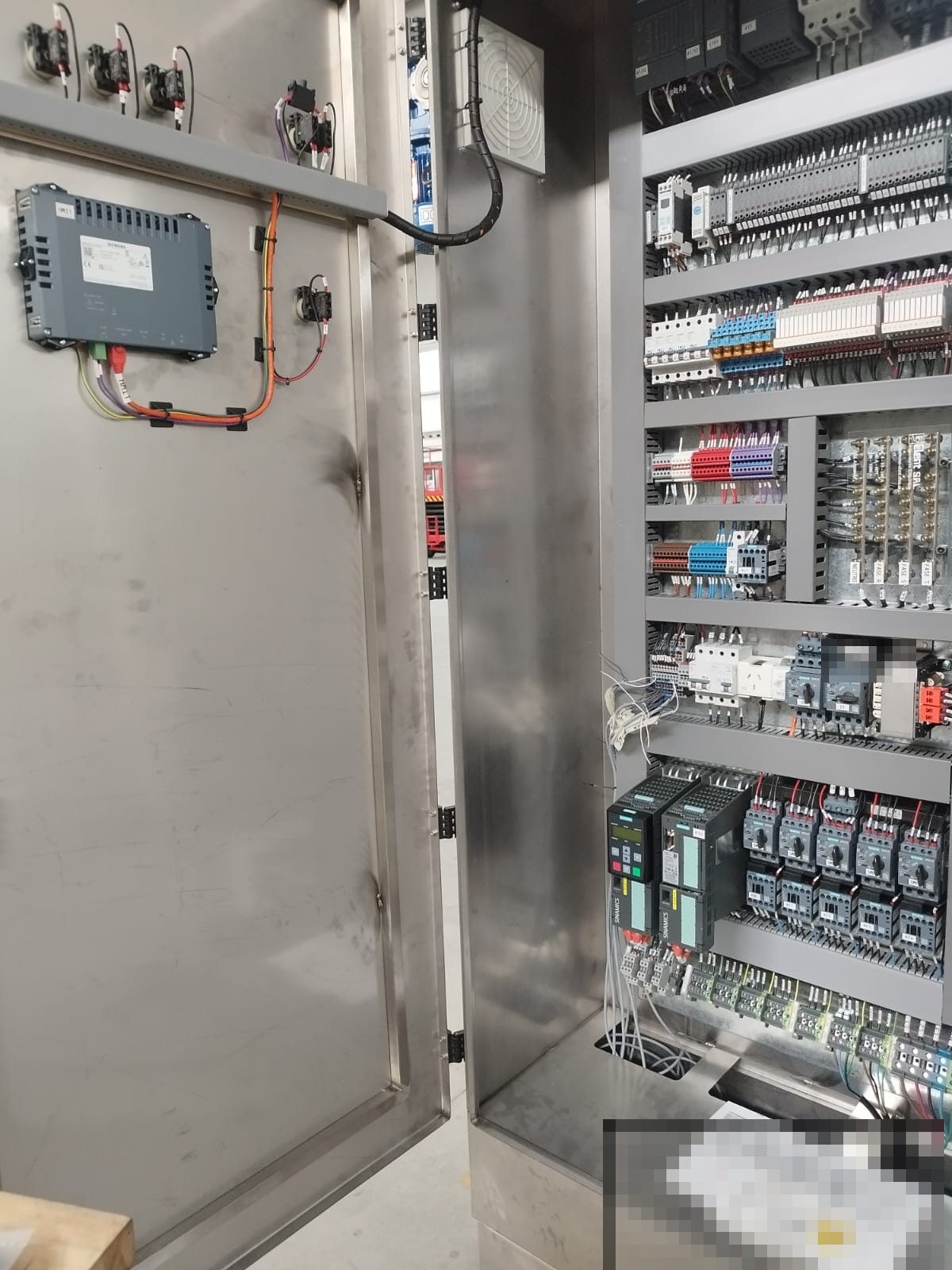 Tablero inoxidable con PLC Siemens en la puerta y variadores en el interior