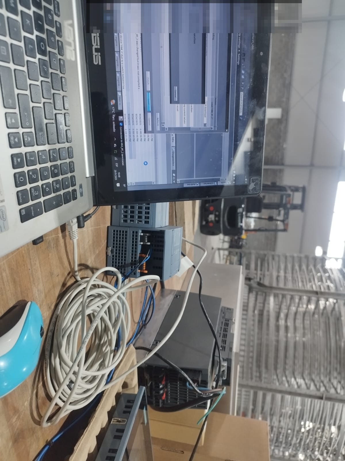 Programación de PLC Siemens en TIA Portal junto al equipo en taller