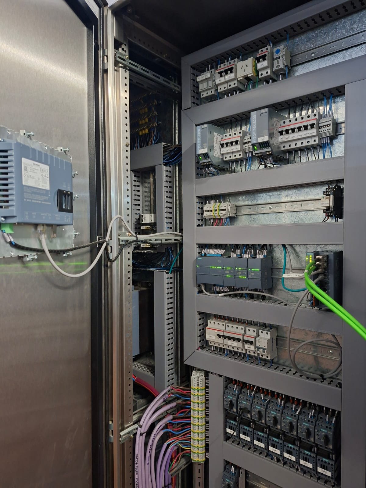Tablero abierto con variador Siemens G120C, PLC S7-1200 y protecciones